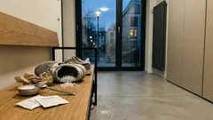 Muffige Schuhe am Morgen? Was grobes Salz über Nacht wirklich bringt – und wann Alternativen besser trocknen