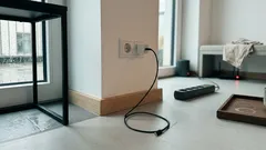 Ladegerät in der Steckdose lassen? Was im Leerlauf passiert – und drei Handgriffe, die sich lohnen